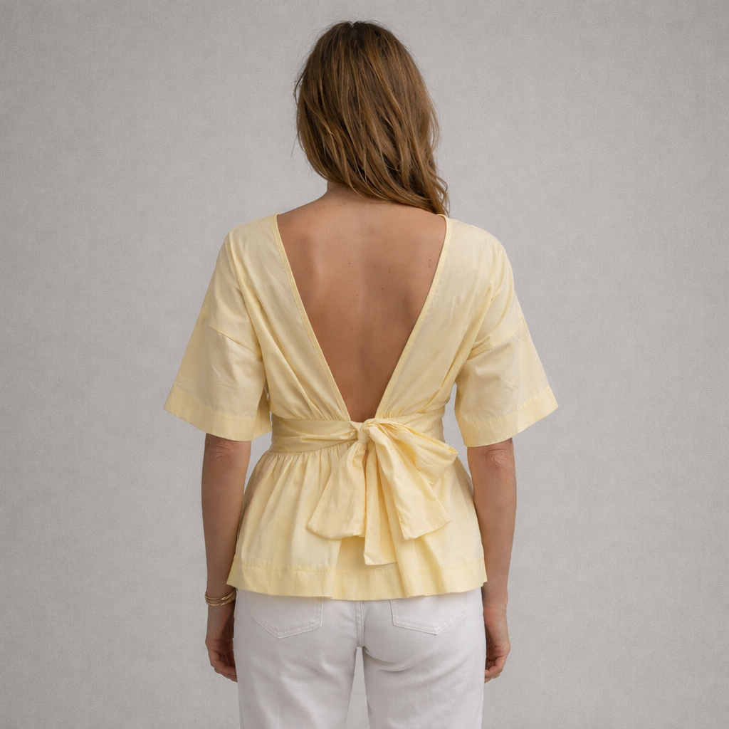 Blusa con lazo y espalda abierta