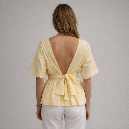 Blusa con lazo y espalda abierta