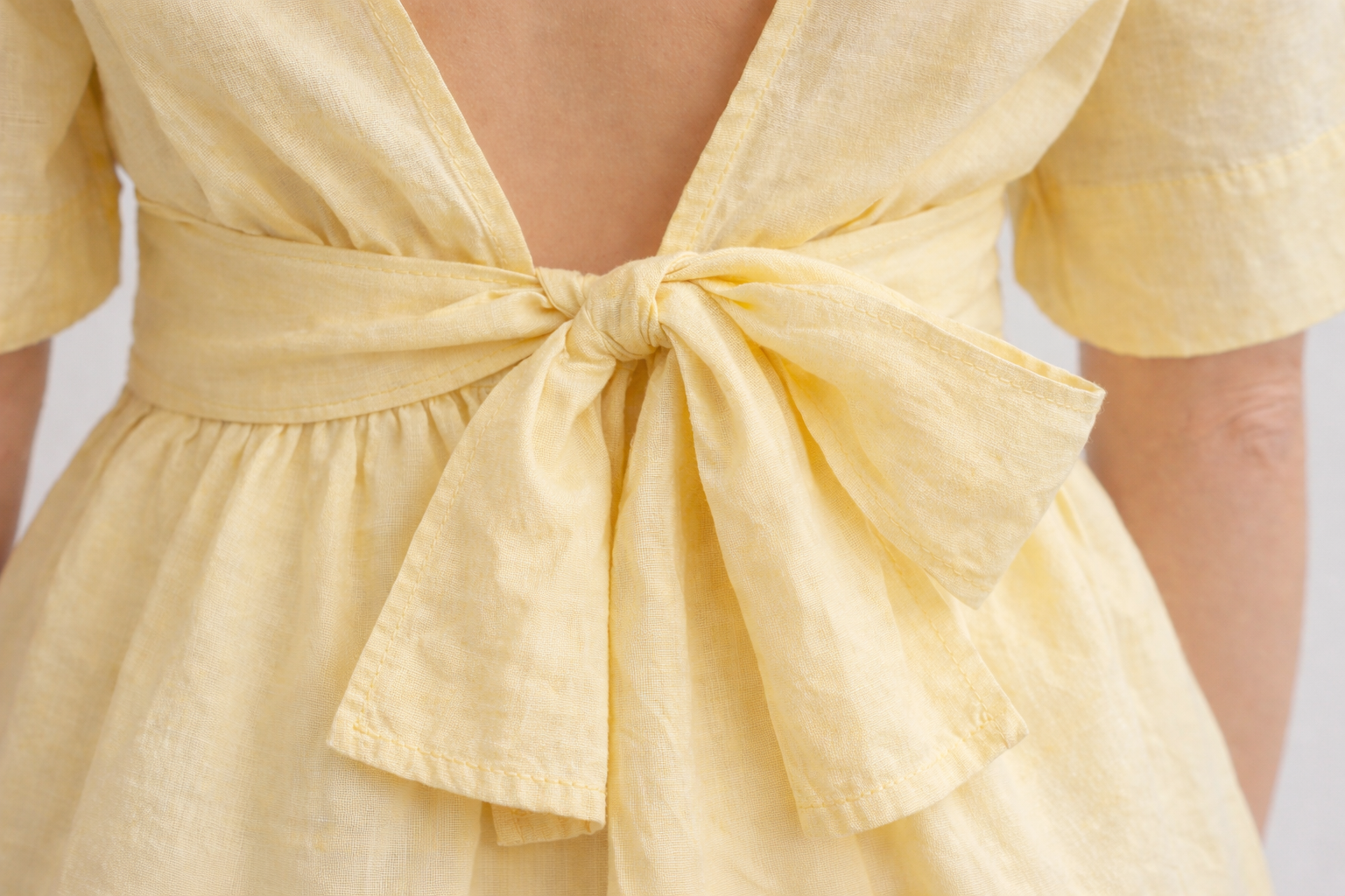 Blusa con lazo y espalda abierta
