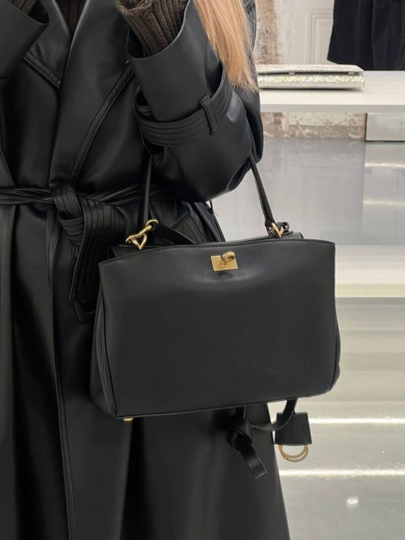 Bolso Estructurado Elegante con Detalle Metálico