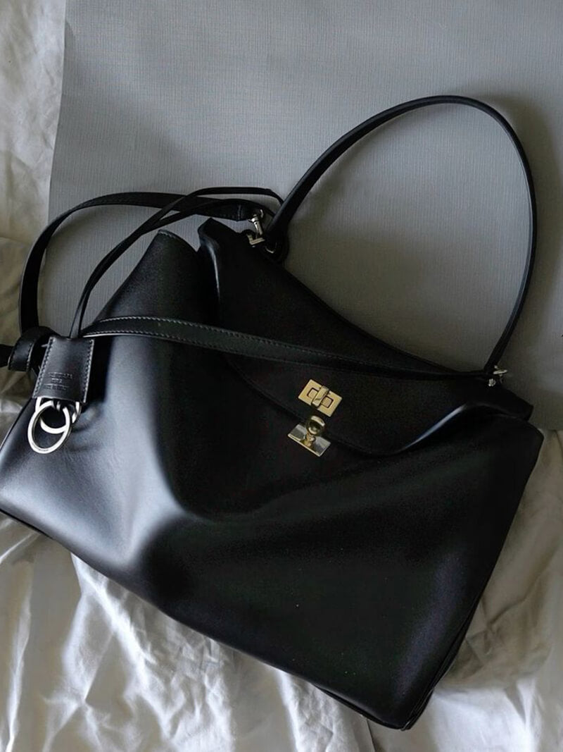 Bolso Estructurado Elegante con Detalle Metálico