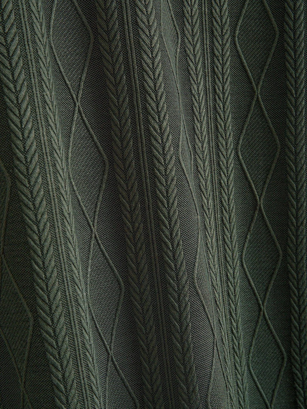 Conjunto Polo Jacquard Geométrico y Pantalón Recto